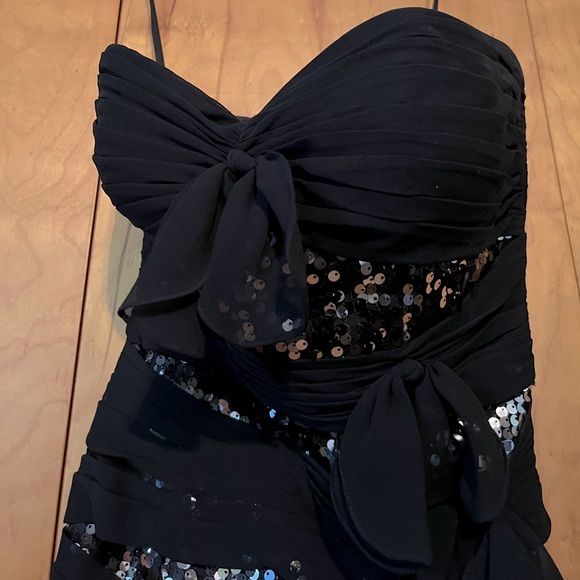 Short black and silver dress. Size 4! - Picture 2 of 4